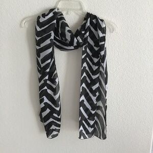 B&W STRIPED SCARF